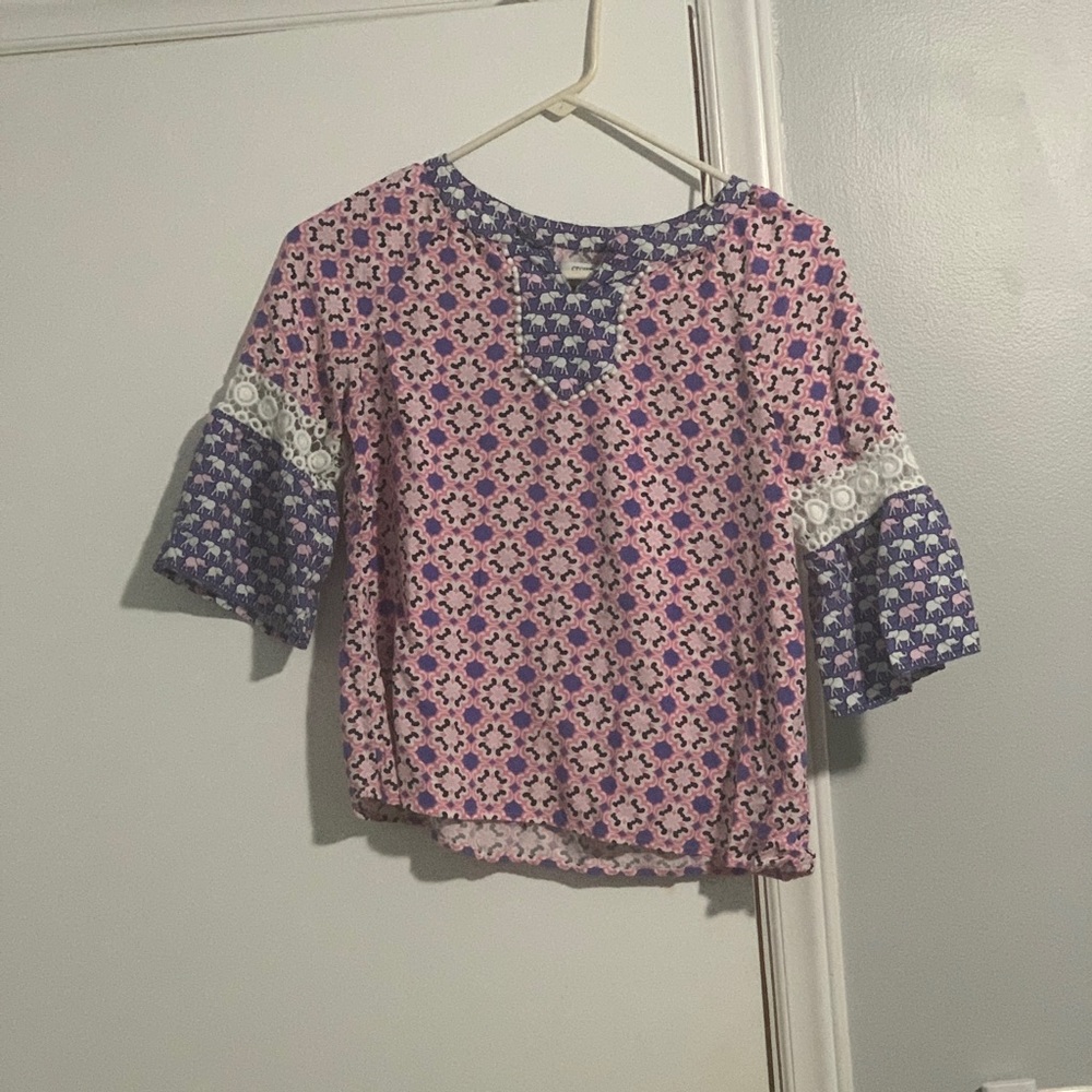 A short sleeve flow shirt